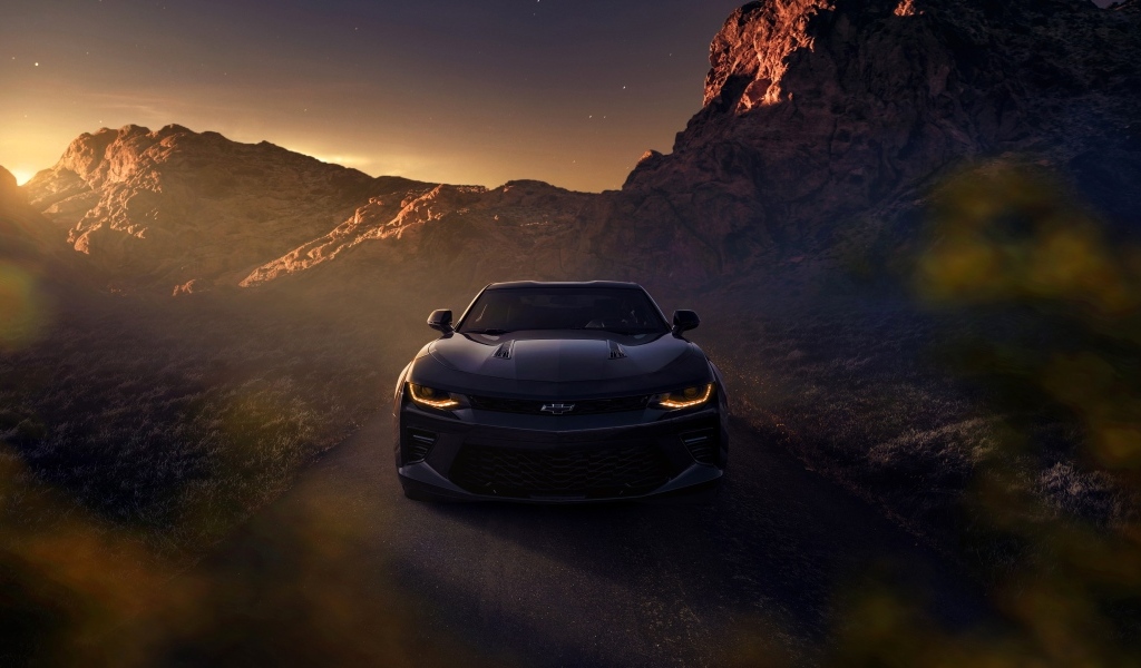 Автомобиль Chevrolet Camaro SS в горах