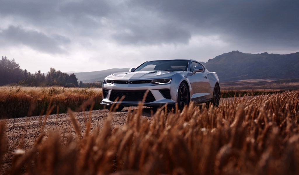 Автомобиль Chevrolet Camaro SS на дороге