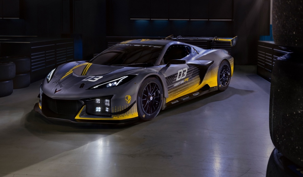 Автомобиль Chevrolet Corvette Z06 GT3 R в гараже