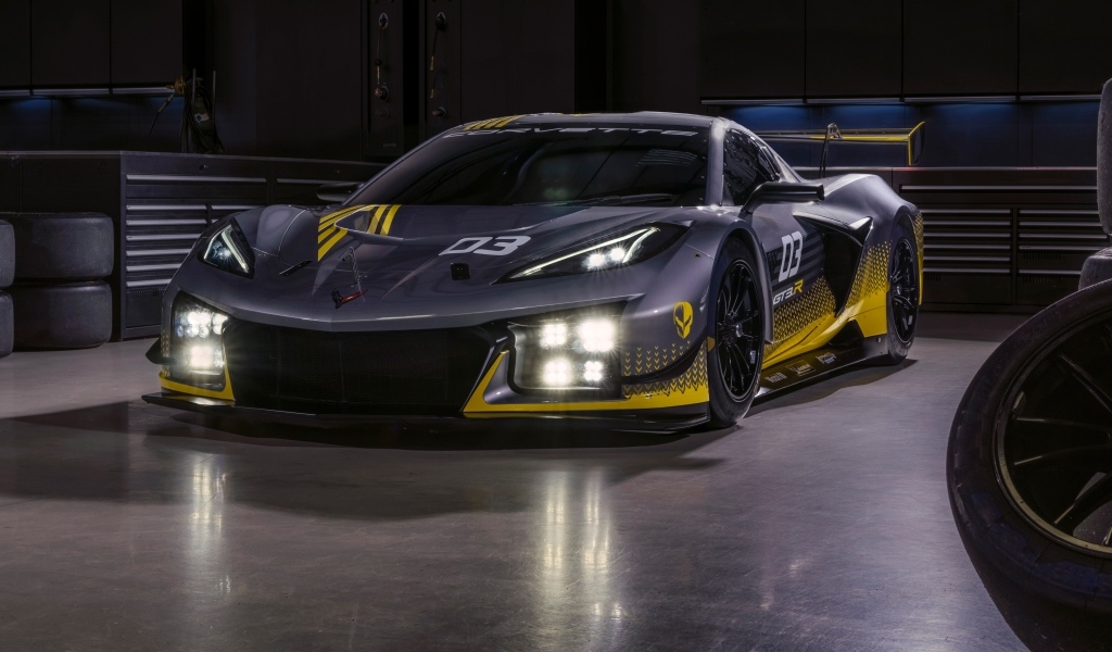 Спорткар Chevrolet Corvette Z06 GT3 R с включенными фарами