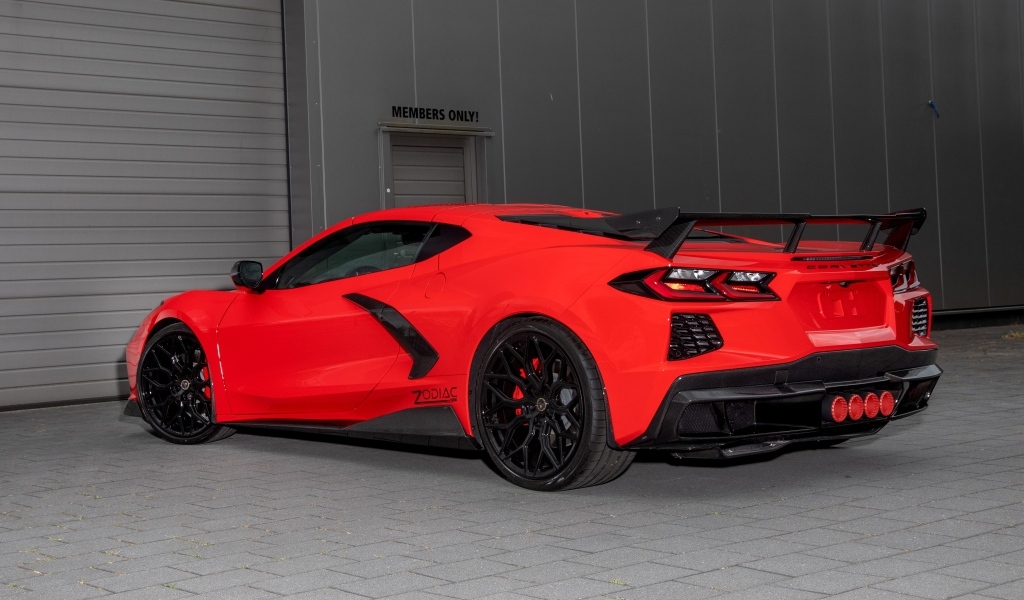 Вид сзади на красный автомобиль Chevrolet Corvette Zodiac 2023 года