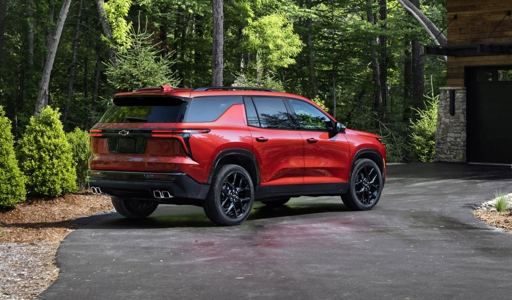 Вид сзади на красный внедорожник Chevrolet Traverse RS 2024 года
