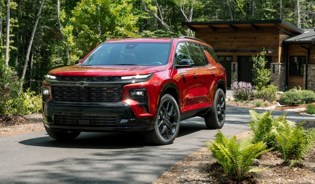 Красный внедорожник Chevrolet Traverse RS 2024 года