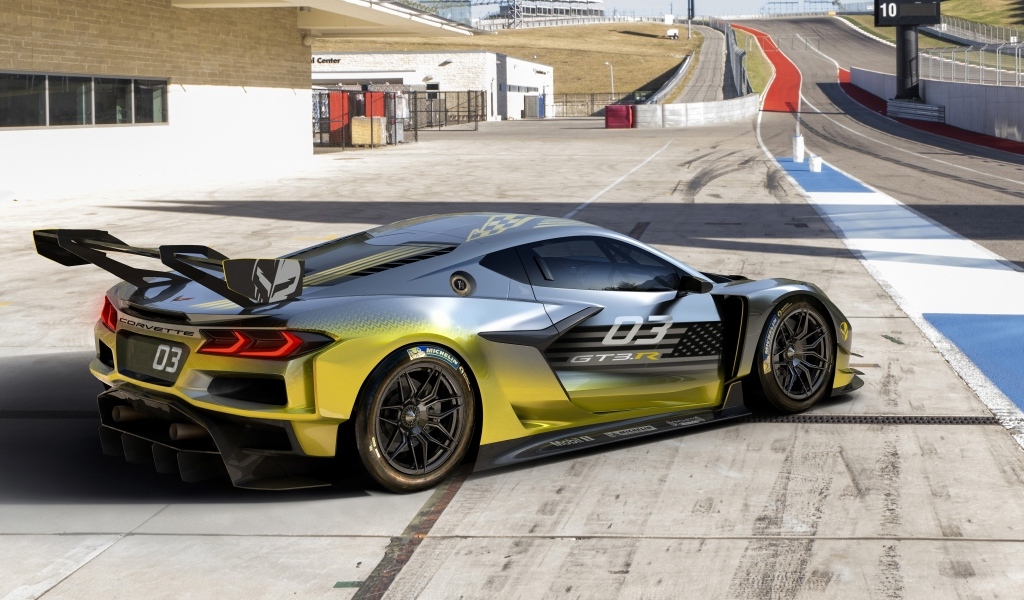 Спорткар Chevrolet Corvette Z06 GT3 R у гоночной трассы