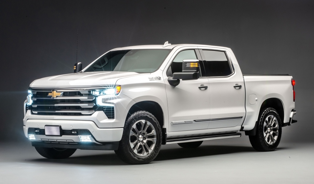 Белый дорогой пикап Chevrolet Silverado 2023 года на сером фоне