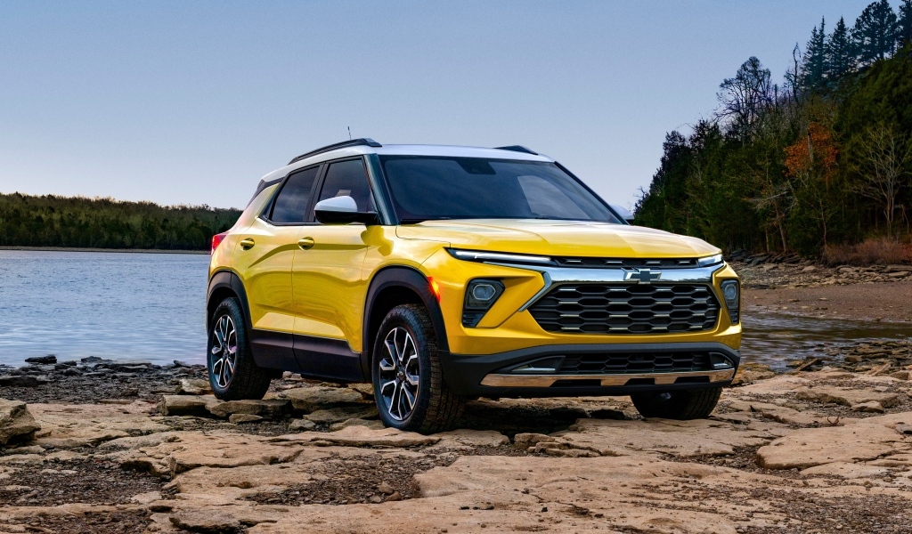 Желтый автомобиль Chevrolet TrailBlazer Activ 2024