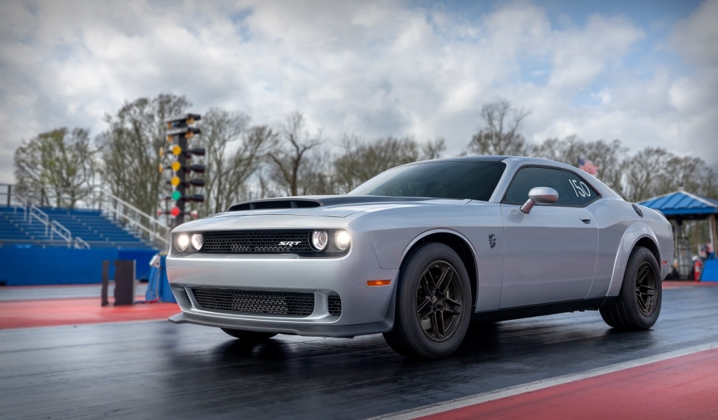 Быстрый автомобиль Dodge Challenger SRT Demon 2023 года