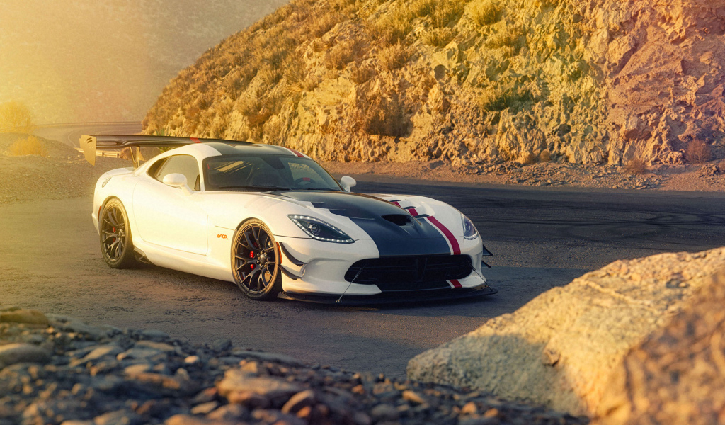 Автомобиль Dodge Viper ACR в горах