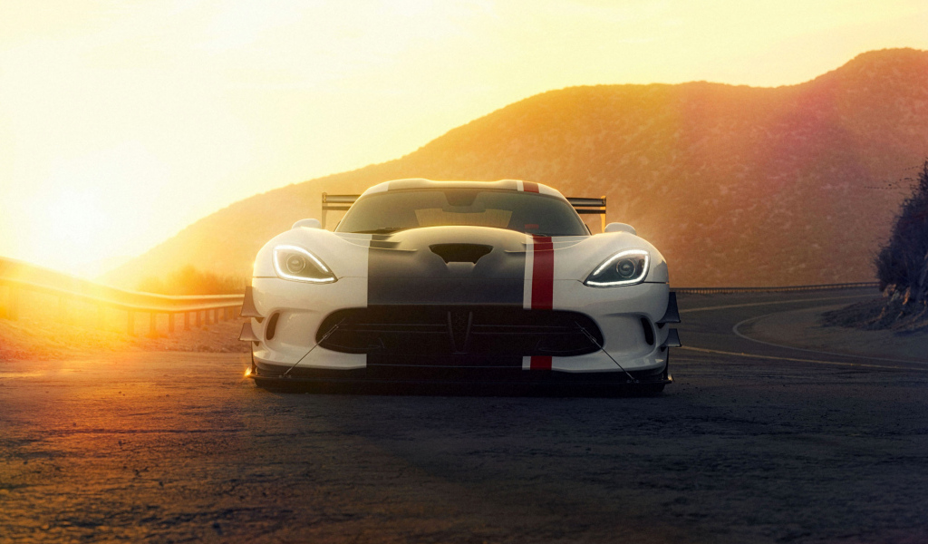 Автомобиль Dodge Viper ACR в лучах солнца