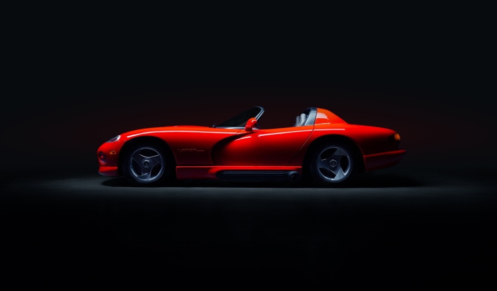 Красный Dodge Viper RT10 на черном фоне