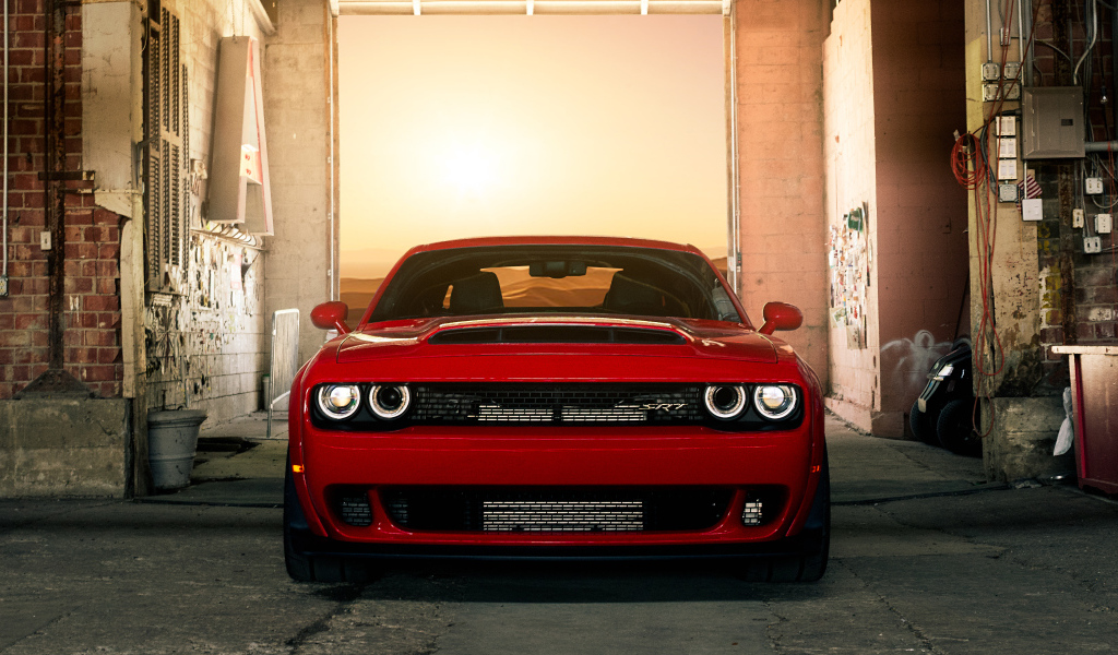 Красный автомобиль Dodge Challenger SRT Demon в гараже