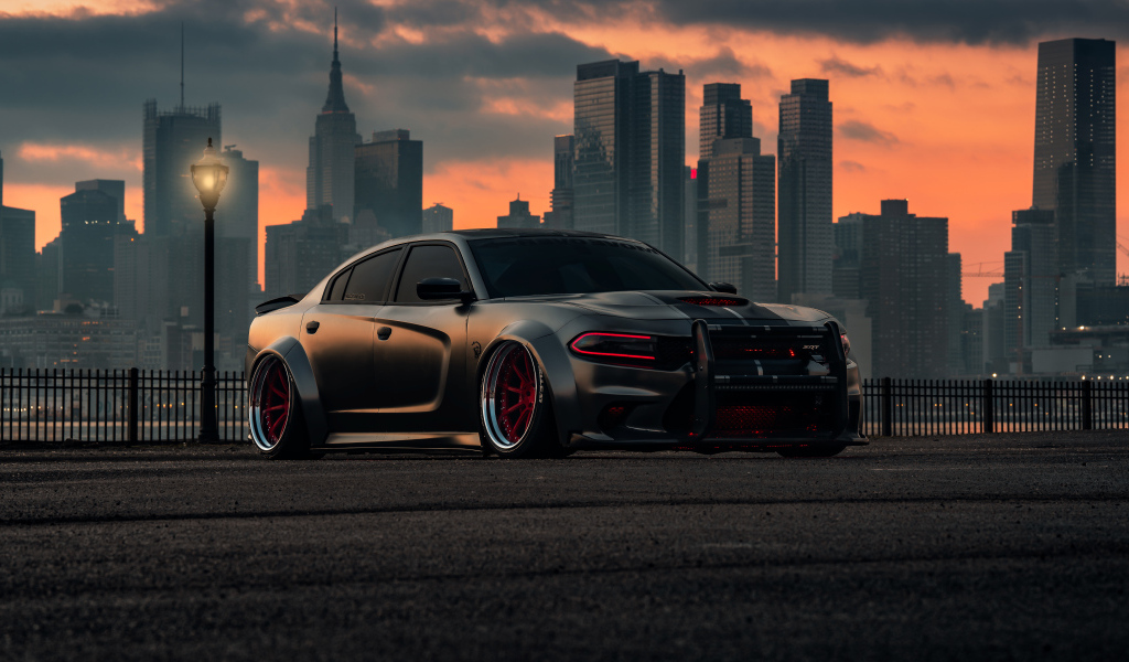 Стильный дорогой автомобиль Dodge Charger Hellcat Enforcer