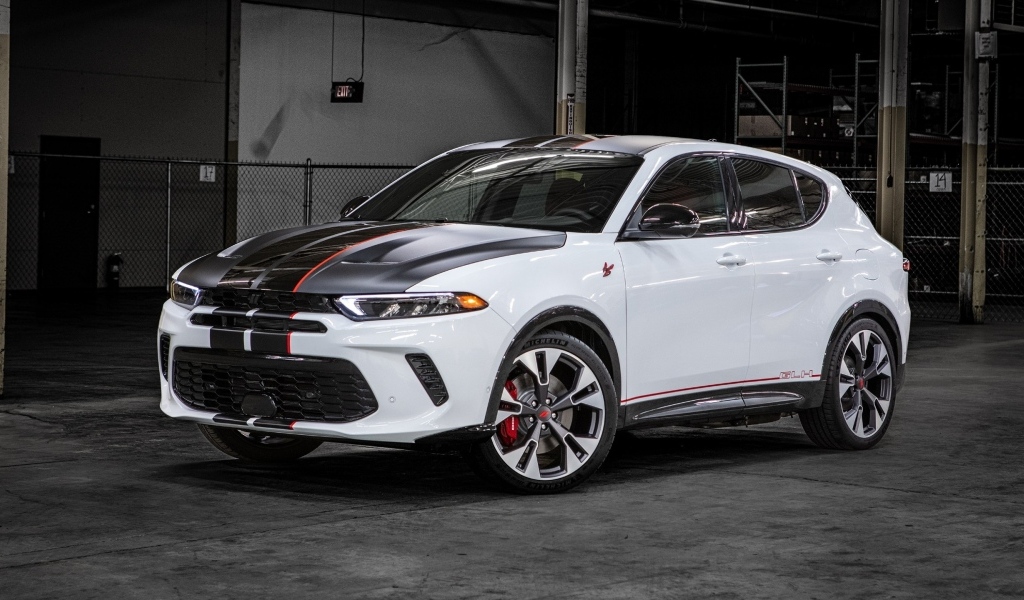 Белый автомобиль Dodge Hornet RT GLH