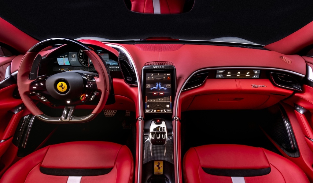 Красный кожаный салон автомобиля Ferrari Roma 30th Anniversary 2023 года