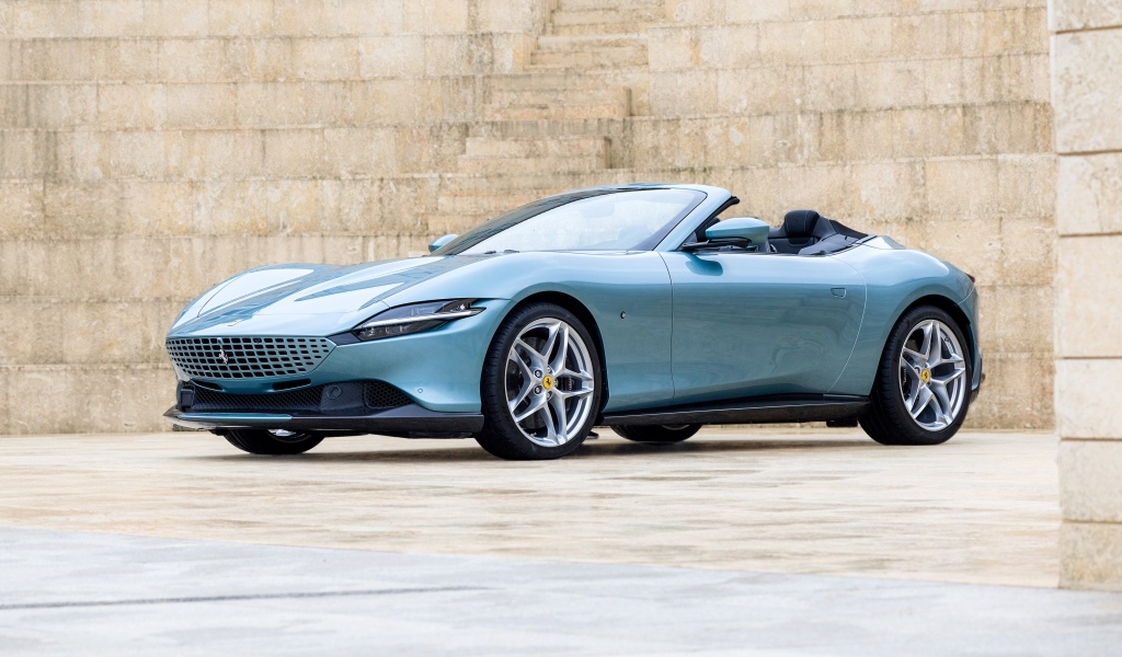 Кабриолет Ferrari Roma Spider 2023 года