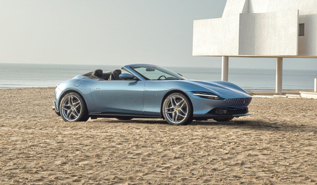 Автомобиль Ferrari Roma Spider 2023 года стоит на песке