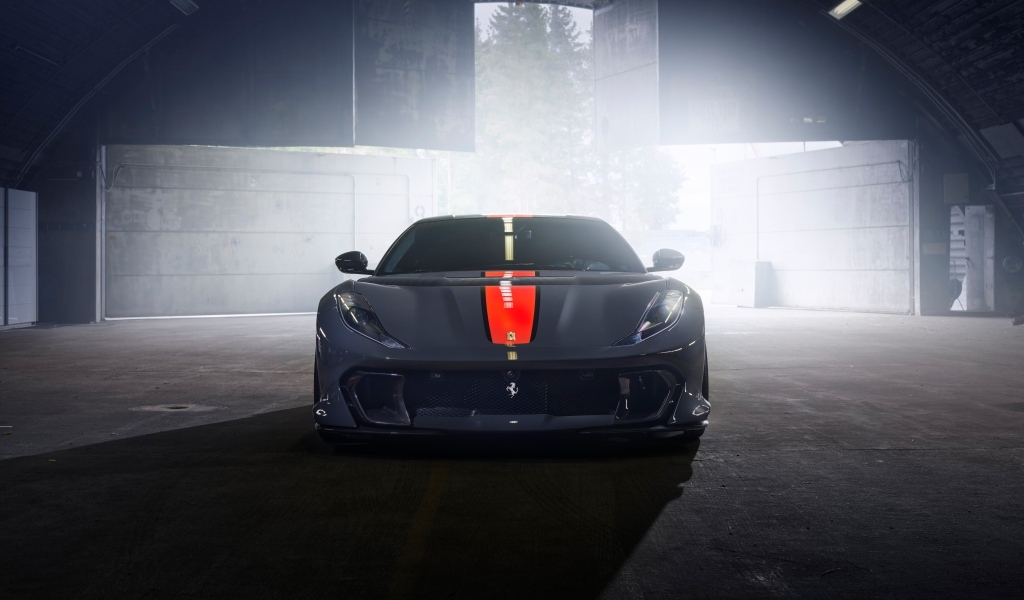 Красивый автомобиль Ferrari 812 вид спереди