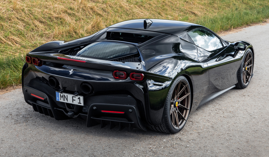 Черный Novitec Ferrari SF90 Stradale 2022 года вид сзади