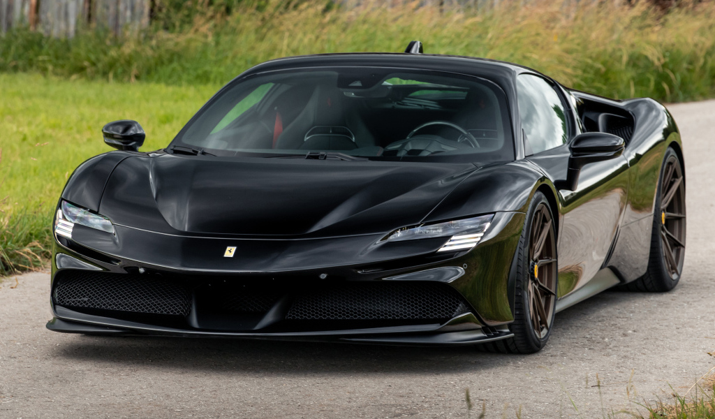 Черный Novitec Ferrari SF90 Stradale вид спереди