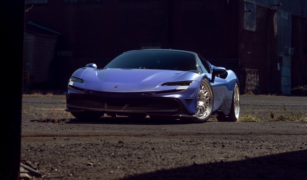 Синий автомобиль Ferrari SF90 Spider вид спереди