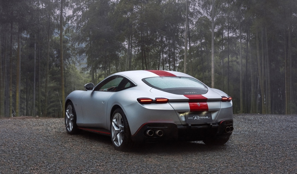 Автомобиль Ferrari Roma 30th Anniversary 2023  вид сзади