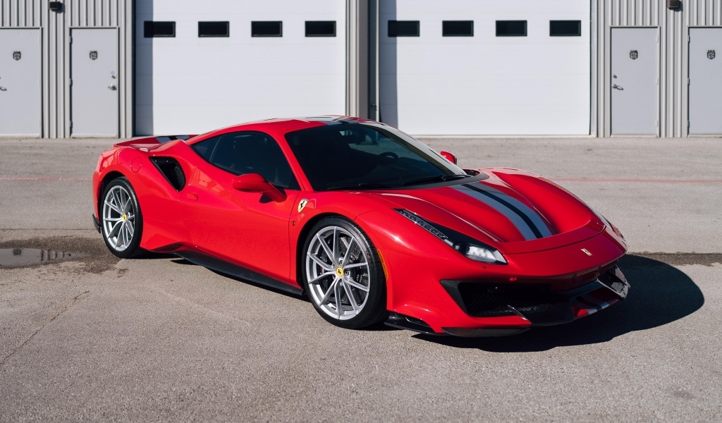 Дорогой красный автомобиль Ferrari 488 Pista