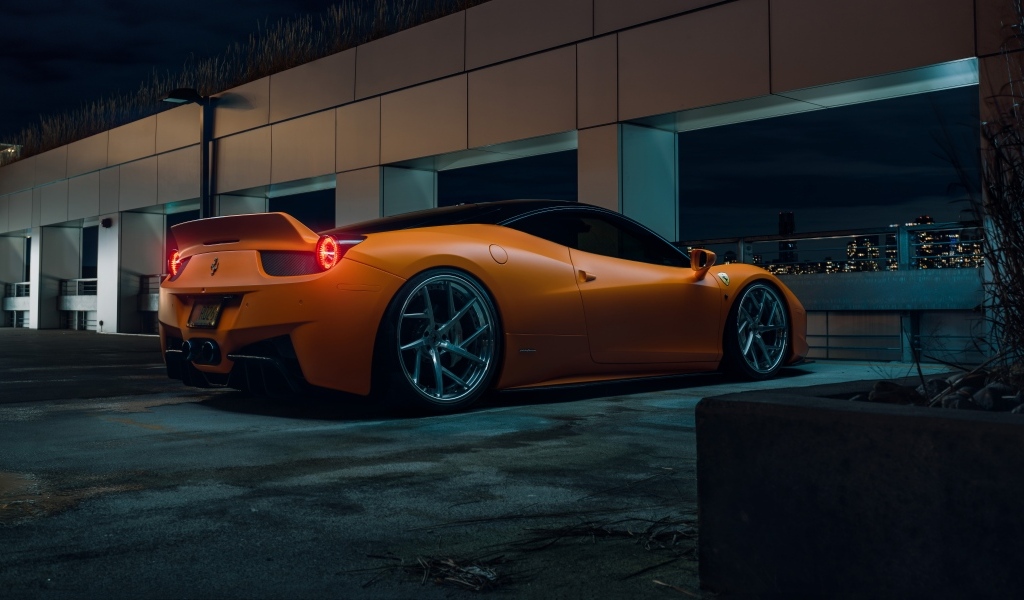 Автомобиль Ferrari 458  вид сзади