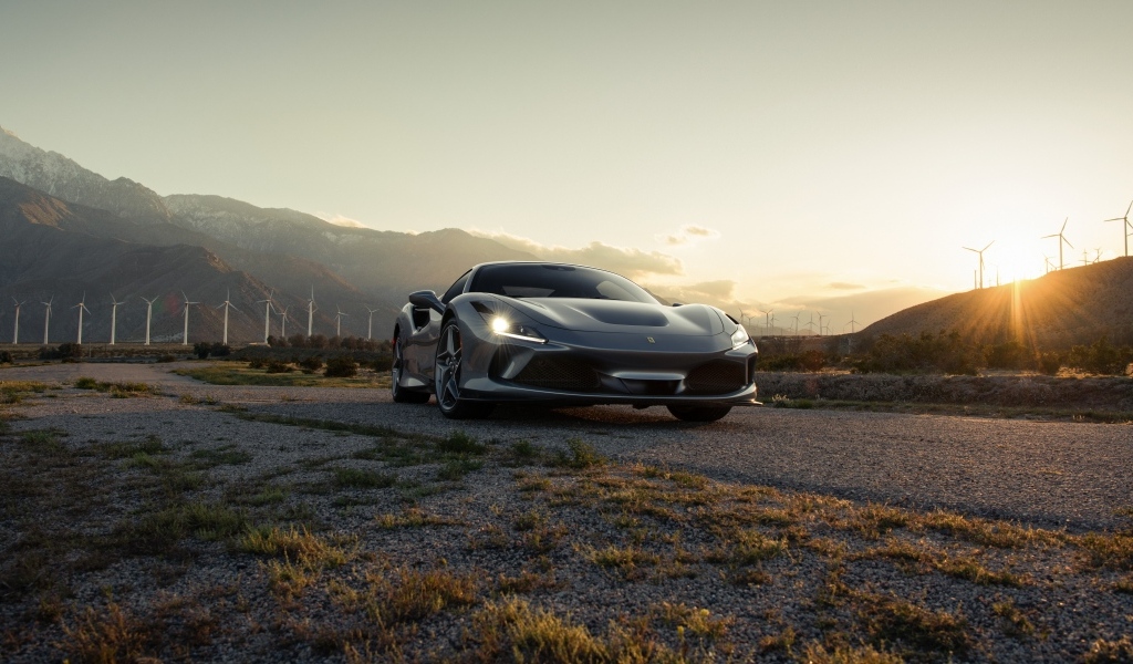 Автомобиль Ferrari F8 Tributo в лучах солнца