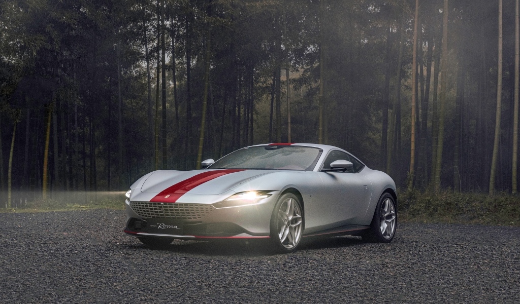 Автомобиль Ferrari Roma 30th Anniversary 2023  в лесу