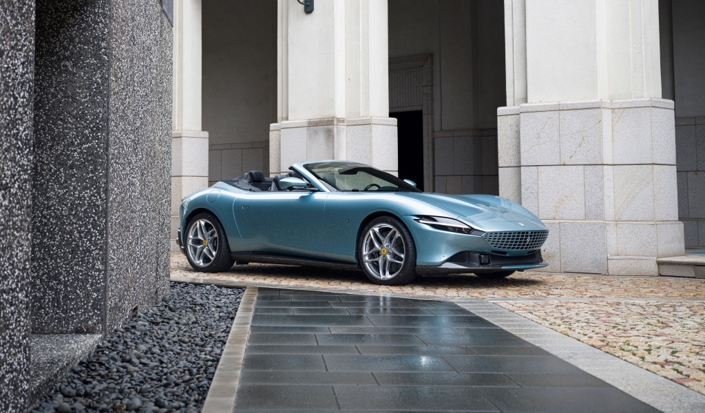 Автомобиль  Ferrari Roma Spider 2023  года у здания