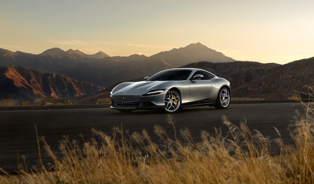 Автомобиль Ferrari Roma на фоне гор
