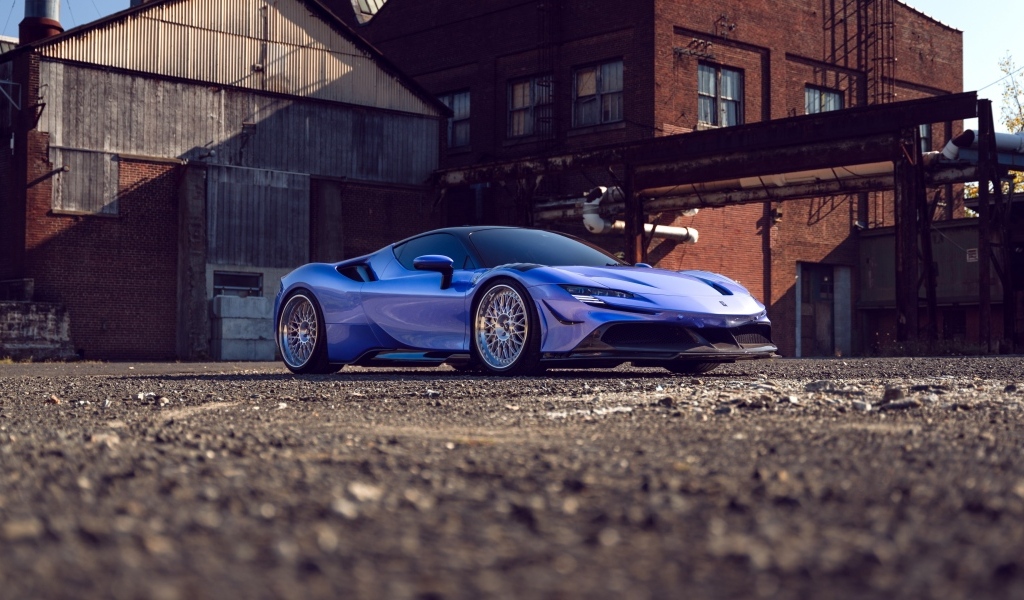 Автомобиль Ferrari SF90 Spider на фоне здания