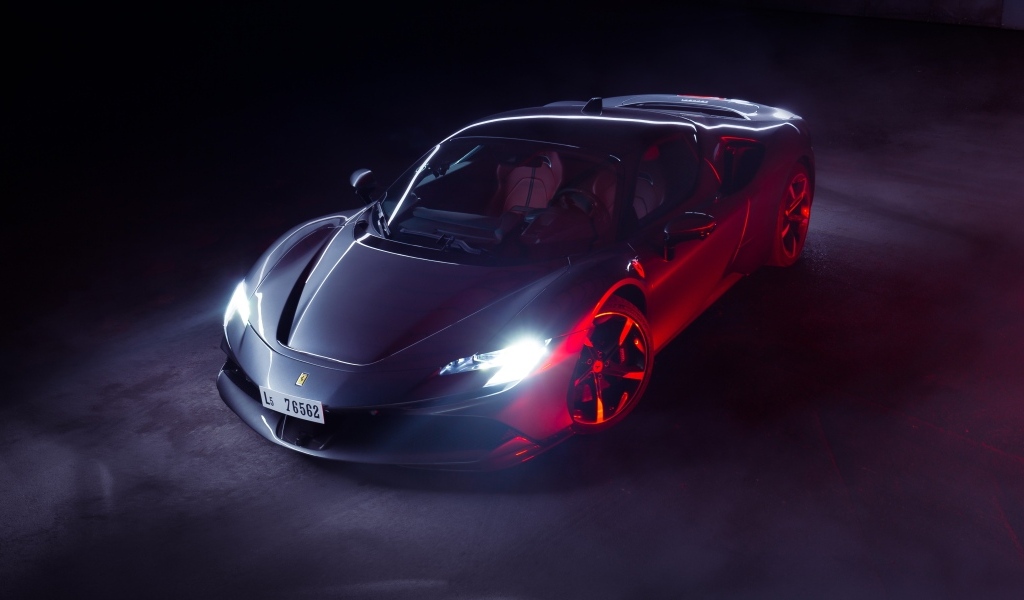 Автомобиль Ferrari SF90 Stradale с включенными фарами