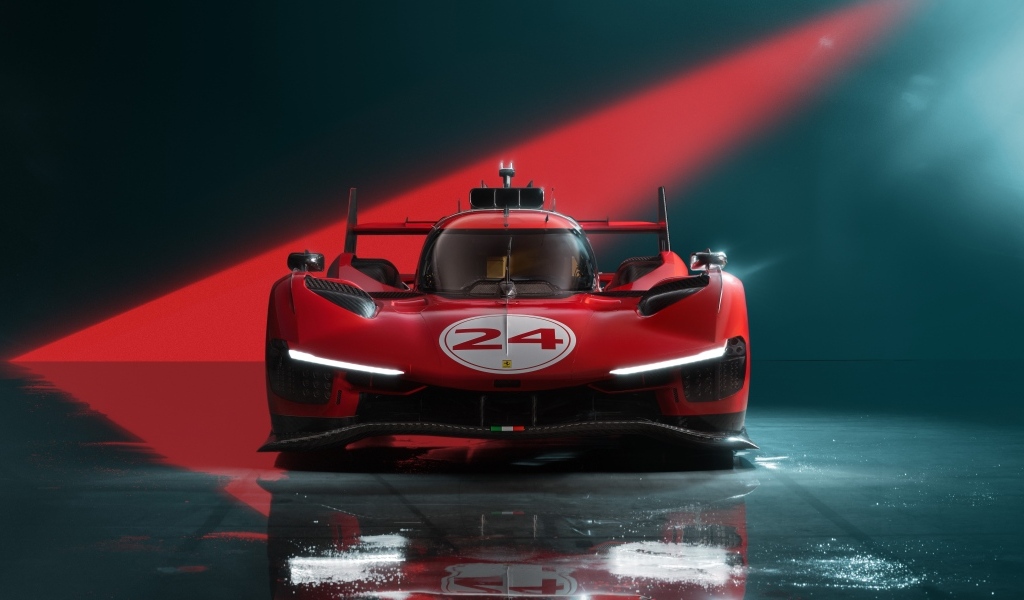 Вид спереди на гоночный автомобиль Ferrari 499P Modificata