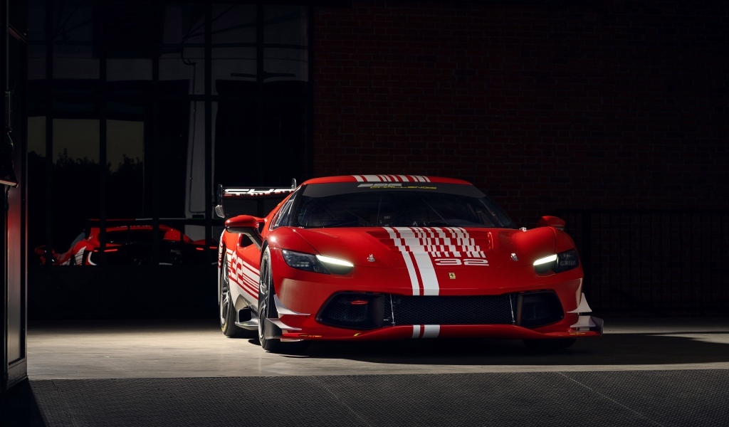 Вид спереди на автомобиль Ferrari 296 Challenge