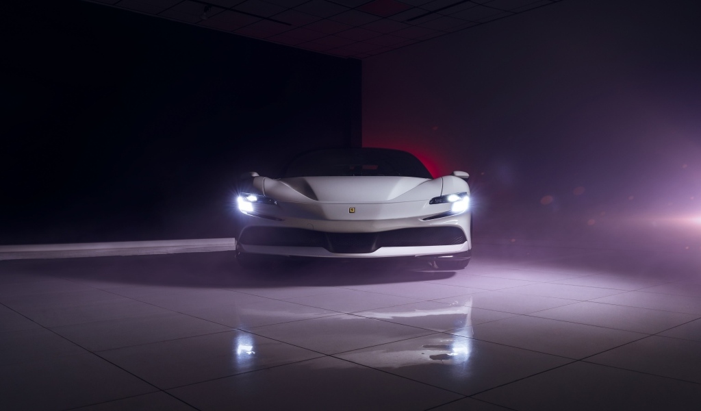 Вид спереди на автомобиль  Ferrari SF90 Stradale
