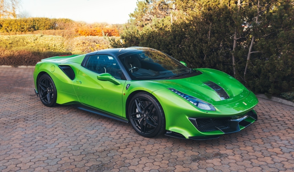 Зеленый автомобиль Ferrari 488 Pista Spider
