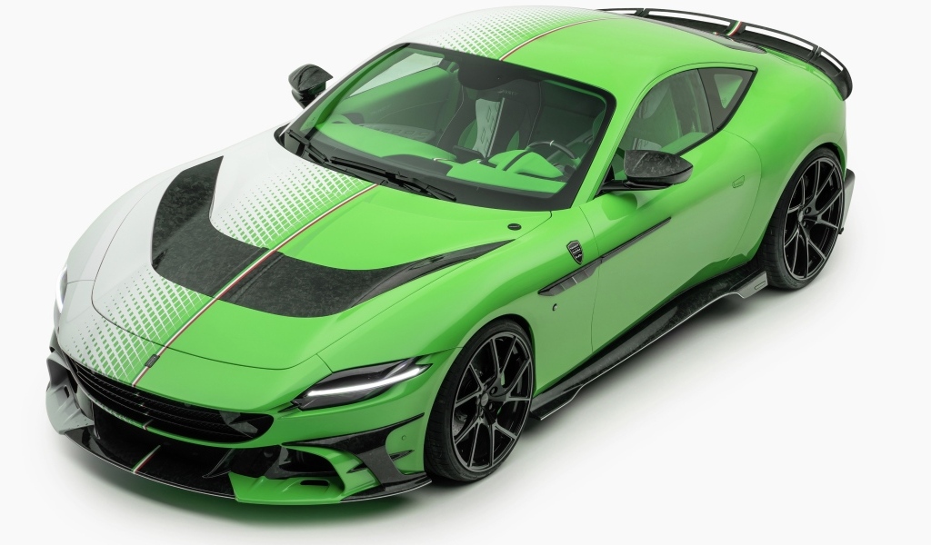 Автомобиль Mansory Tempesta Verde Ferrari Roma на белом фоне