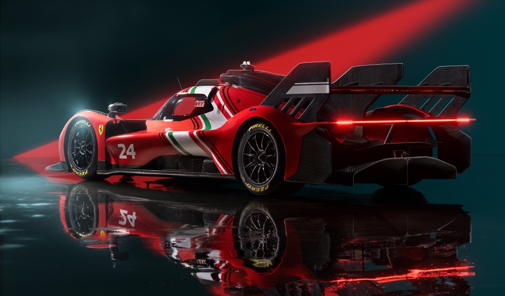 Вид сзади на спортивный автомобиль Ferrari 499P Modificata