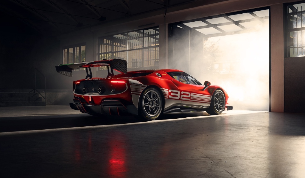 Вид сзади на автомобиль Ferrari 296 Challenge 2023 года