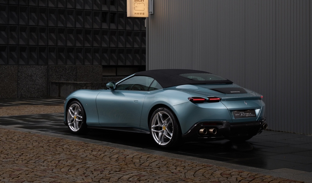 Вид сзади на автомобиль Ferrari Roma Spider 2023 года