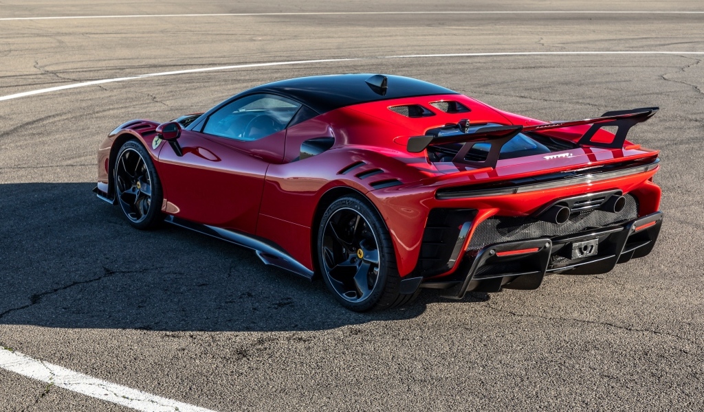 Вид сзади на автомобиль Ferrari SF90 XX Stradale 2023 года