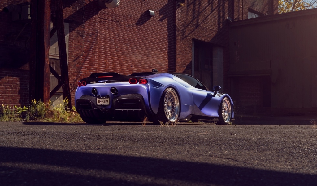 Вид сзади на автомобиль Ferrari SF90 Spider