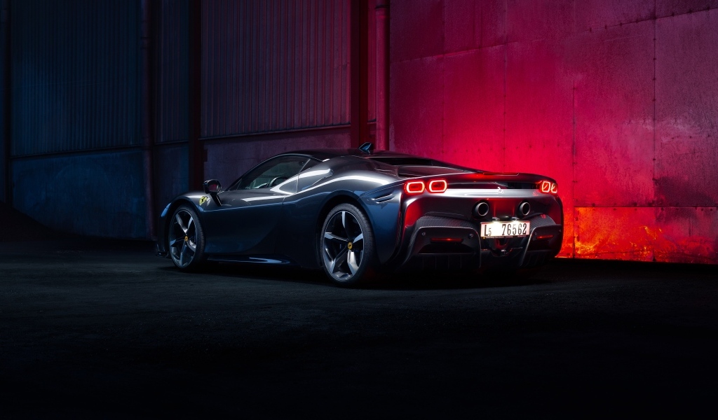 Вид сзади на автомобиль Ferrari SF90 Stradale