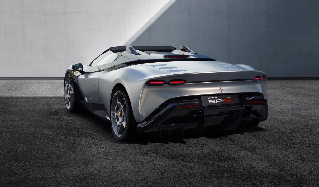 Вид сзади на автомобиль Ferrari SP-8