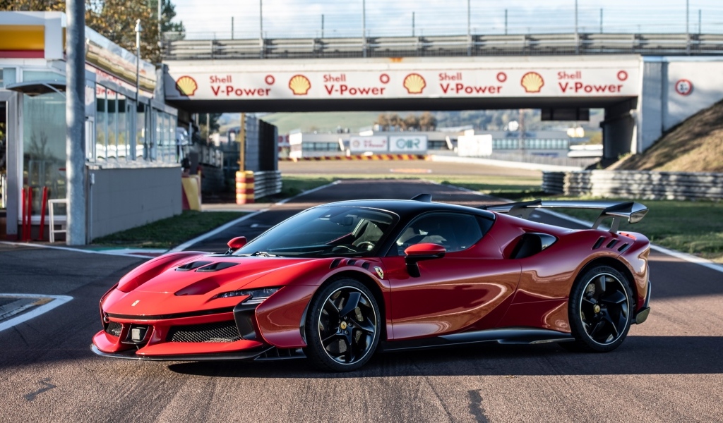 Красный автомобиль Ferrari SF90 XX Stradale на стадионе