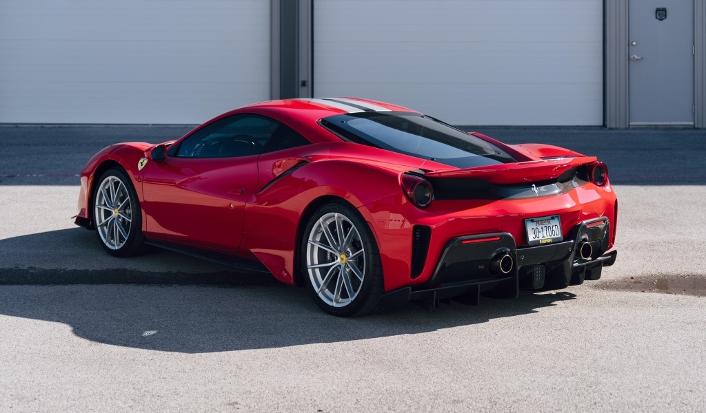 Красный автомобиль Ferrari 488 Pista вид сзади