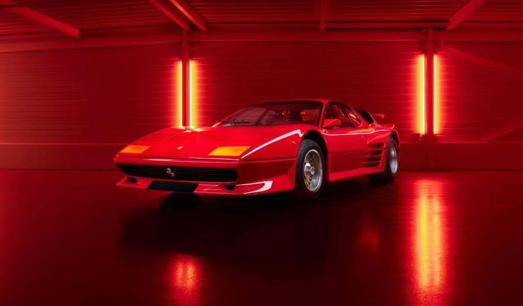 Красный автомобиль Koenig Ferrari 512 BB Twin Turbo By Pininfarina