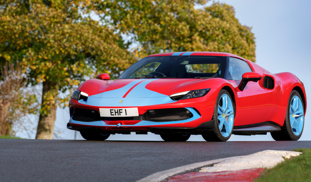 Красный спорткар Ferrari 296 GTB Assetto Fiorano