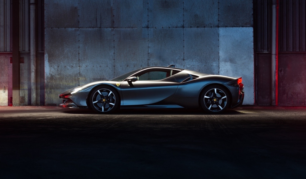 Вид сбоку на автомобиль Ferrari SF90 Stradale